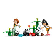 Autumn és Liann LEGO Friends minifigurák gondozzák a három panda figurát, etetik, ápolják őket, és egy bambuszerdőben játszanak.
