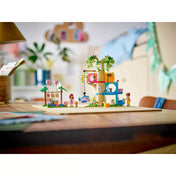 A LEGO Friends Macskaszülinapi buli (42666) készlet egy szobában kihelyezve, természetes fényben, játékos születésnapi hangulatban.