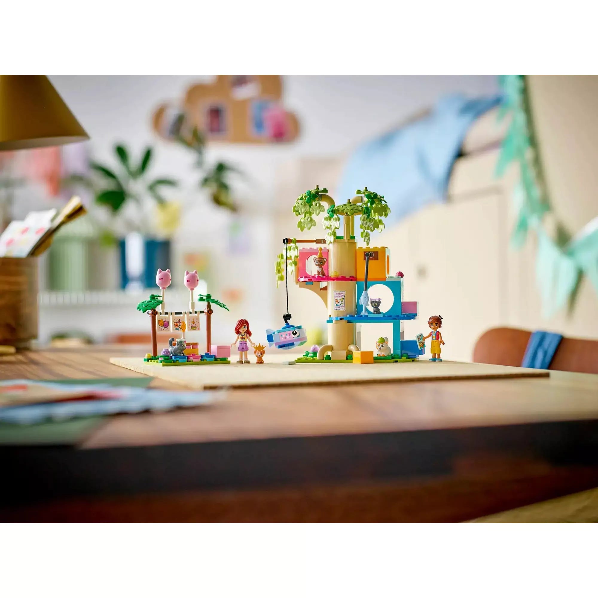 A LEGO Friends Macskaszülinapi buli (42666) készlet egy szobában kihelyezve, természetes fényben, játékos születésnapi hangulatban.