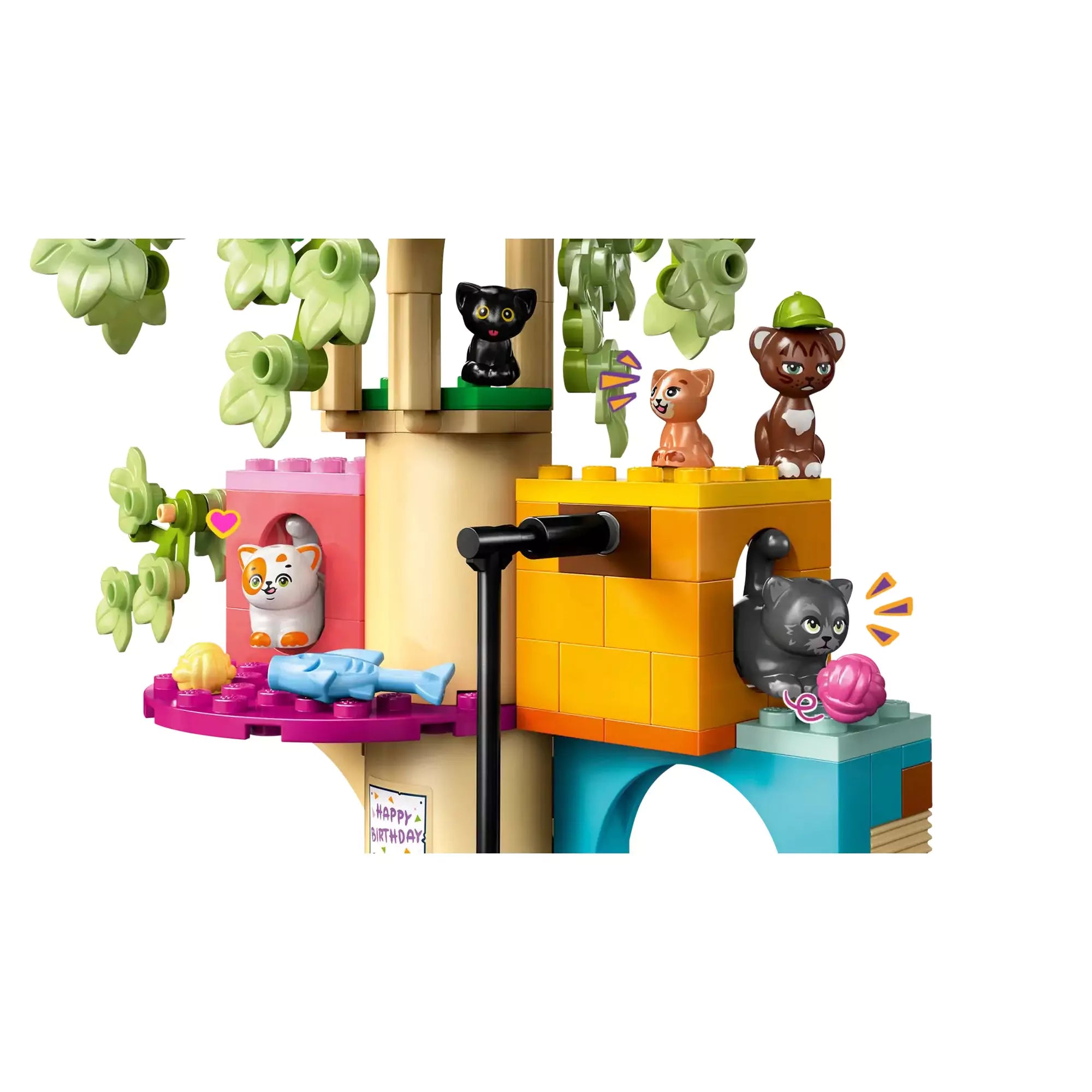 A LEGO Friends Macskaszülinapi buli (42666) fa részlete közelről, játékos cicák ülnek a platformokon, és egy cica gombolyaggal játszik.