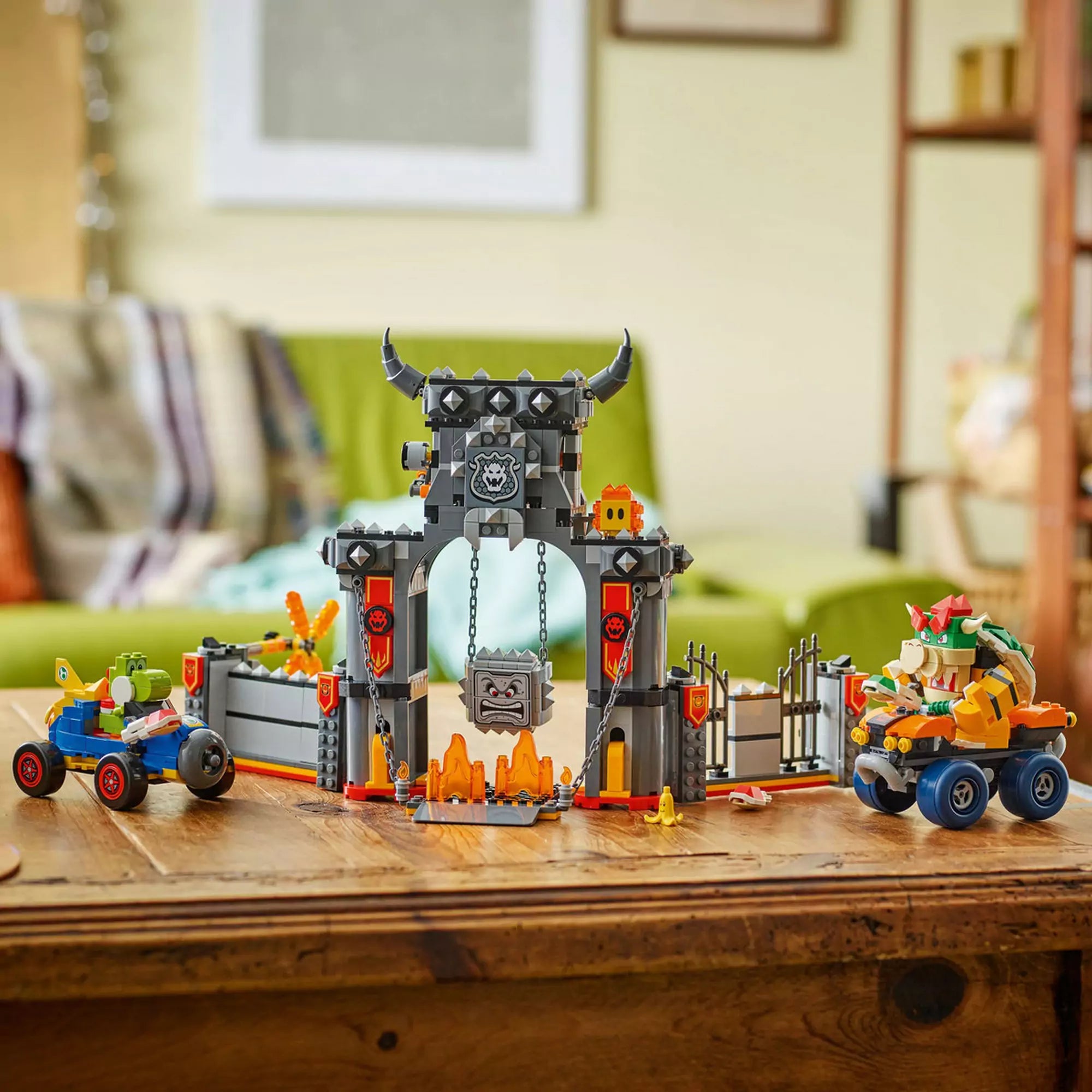 LEGO Super Mario: Mario Kart, Bowser kastélya (72039) kirakott készlet, a nappaliban kiállítva Bowser és Yoshi járműveivel.