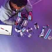 Gyerek a LEGO Technic Lunar Outpost Holdjáró (42211) készlet elemeit építi, tablet segítségével követve az útmutatót.