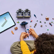 Gyermek építi a LEGO Wednesday: Fekete dália (76784) készletet, a dália virág és kiegészítők láthatók.