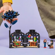 LEGO Wednesday: Fekete dália (76784) kinyitott váza, belül mini üvegház és minifigurák szerepjátékhoz.