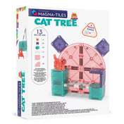 A MAGNA-TILES Cat Tree készlet dobozának hátoldala, amely bemutatja az összes tartozékot: építőlapokat, microMAGS elemeket és a piros macskát. A háttéren példák láthatók különböző cicajátszóterek építésére.