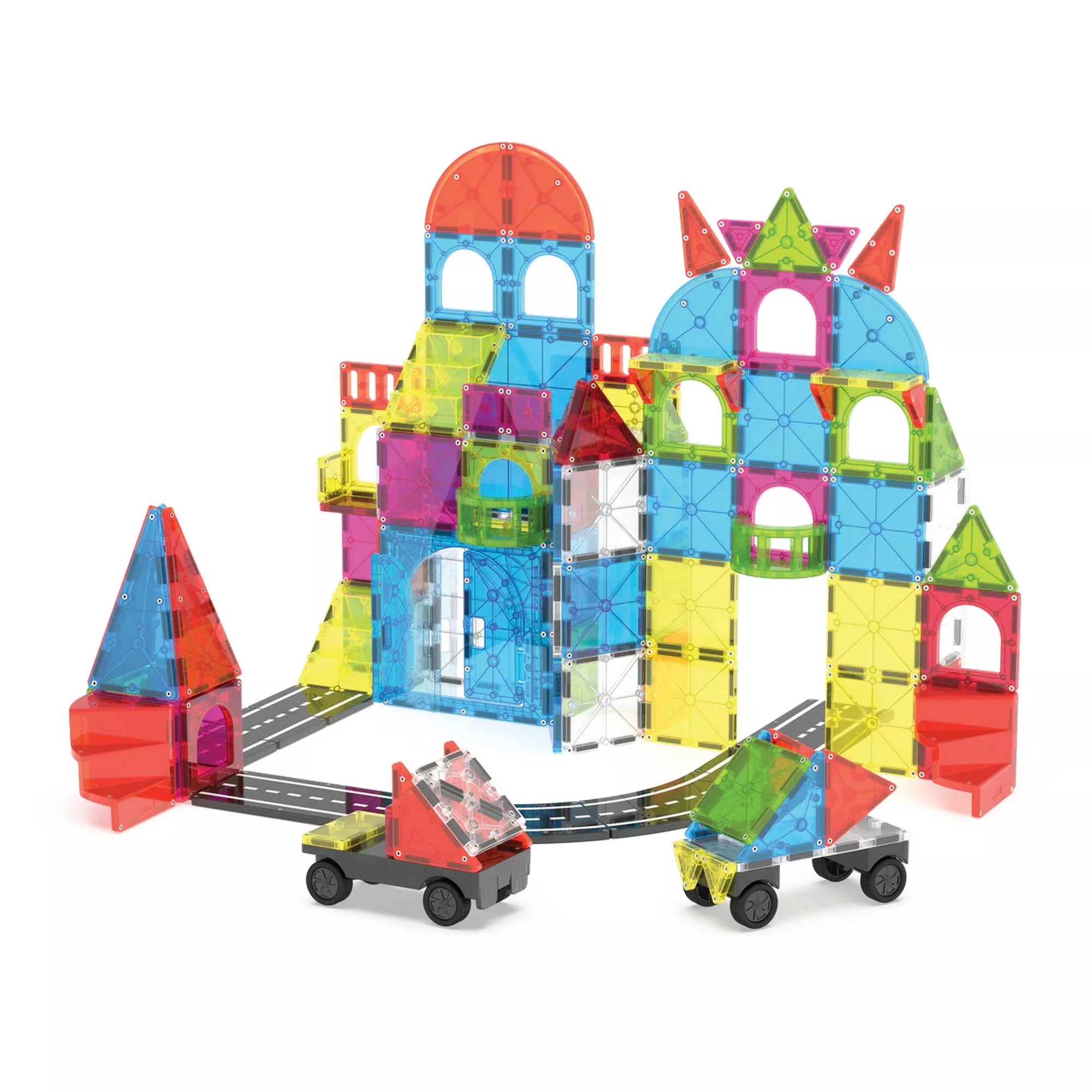 A MAGNA-TILES City Center építőkészletből épített színes városkép útelemekkel, tornyokkal és két kisautóval, amelyek a mágneses úton haladnak.