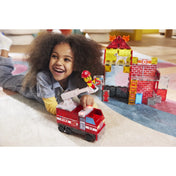 Kislány játszik a Magna-Tiles Fire Station készlettel, a tűzoltóautóval és az állomással a szobában.