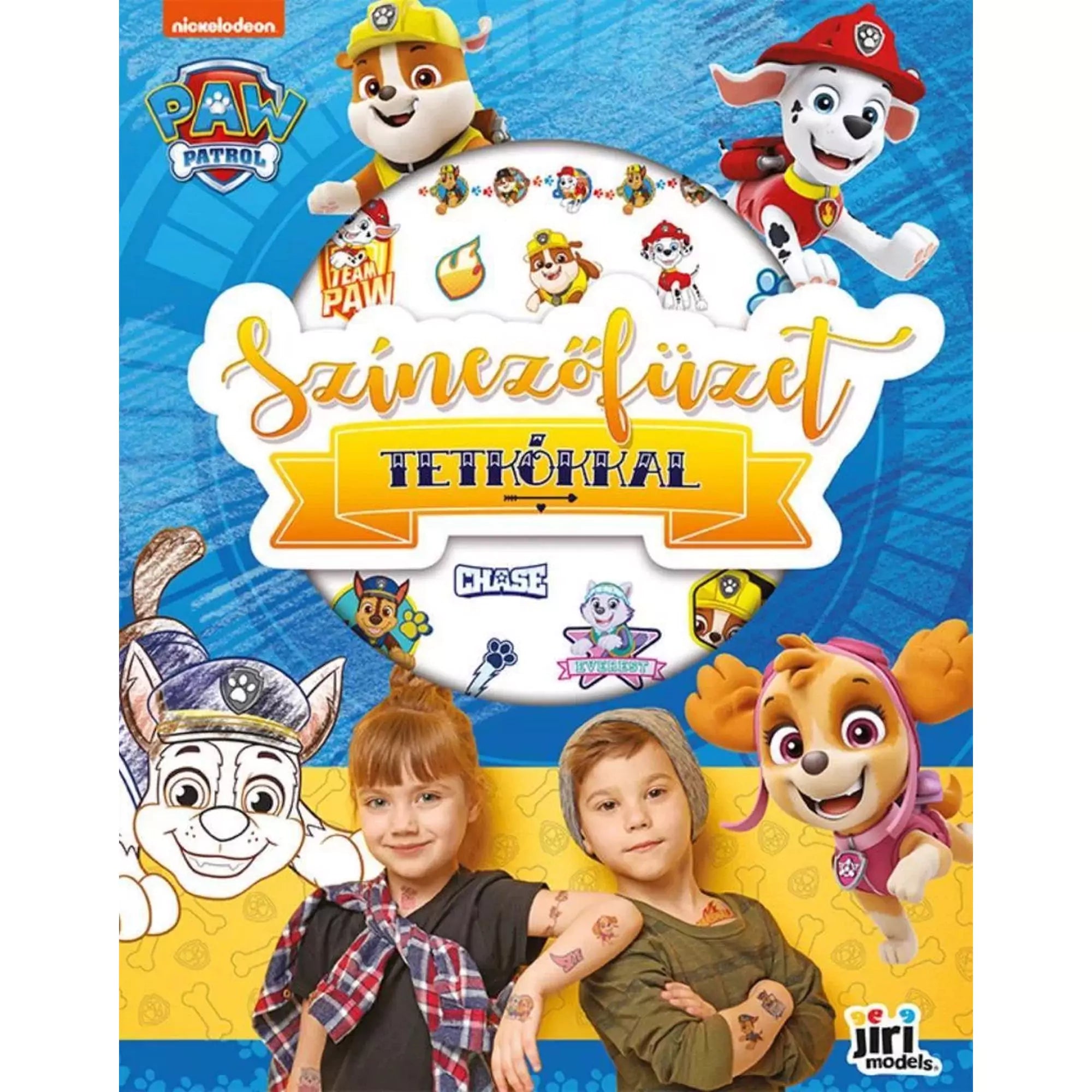 „Mancs őrjárat: Színezőfüzet tetkókkal” borítója – vidám grafika Rubble, Marshall és Skye karaktereivel, tetoválásmintákkal és két mosolygó gyerekkel.