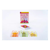 Mantis mini társasjáték doboza és kártyapaklija, előtérben három színű lapokkal: narancs, zöld és sárga sáskarákok.