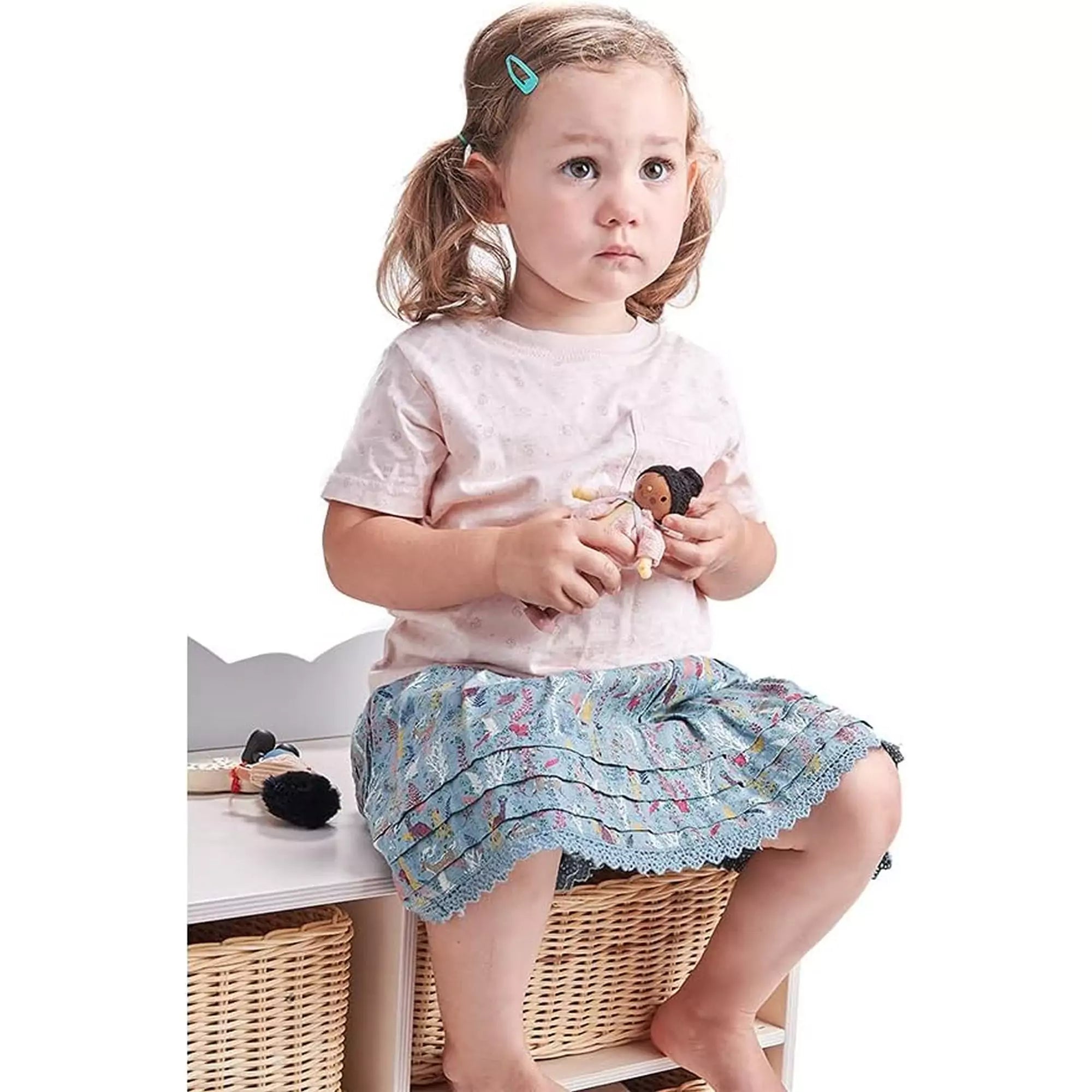 Mrs. Forrester és babája, Tender Leaf Toys – Egy kislány játék közben, kezében a kedves Tender Leaf Toys babafigurával, amely fejleszti a képzelőerőt és a szerepjátékot.