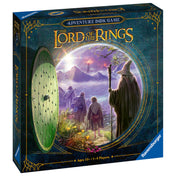 A képen a „The Lord of the Rings: Adventure Book Game” társasjáték doboza látható. A doboz borítóján Gandalf, Frodo, Sam és Aragorn sétálnak a Végzet Hegye felé vezető úton – a háttérben pedig a Sötét Torony magasodik, sejtelmes fényben. A bal oldalon egy ikonikus, kerek hobbitajtó is feltűnik, amely utalás a történet kezdetére. A csomagolás aranyozott díszítései és a Ravensburger logó a jobb alsó sarokban különleges, mesés hangulatot keltenek – igazi kincs minden Gyűrűk Ura-rajongónak!