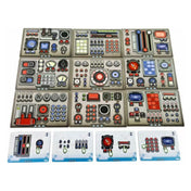 A Pingvin Légitársaság társasjáték irányítópanelei közelről, tele színes kapcsolókkal, gombokkal és műszerekkel.