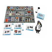 A Pingvin Légitársaság társasjáték játéktáblái és alkatrészei, köztük egy homokóra, kártyapakli, pingvin kapitány figura és feladatkártyák.