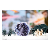 A játékelemként szereplő hatszögű mező romos bázist ábrázol, körülötte birodalmi és lázadó figurákkal.