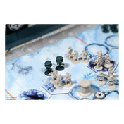 A birodalmi felderítő droidok és a lázadó katonák egymással szemben a jéggel borított hexás pályán.