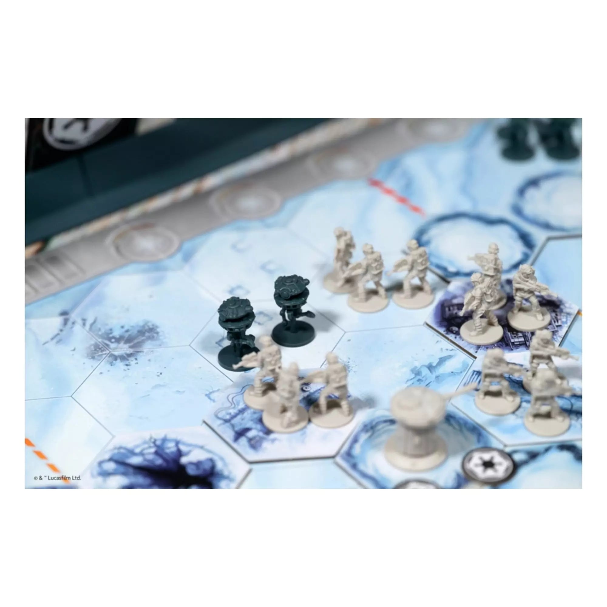 A birodalmi felderítő droidok és a lázadó katonák egymással szemben a jéggel borított hexás pályán.
