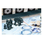 AT-AT lépegető és birodalmi gyalogosok szállnak szembe a lázadó hósiklókkal a Hoth jeges csatatéren.