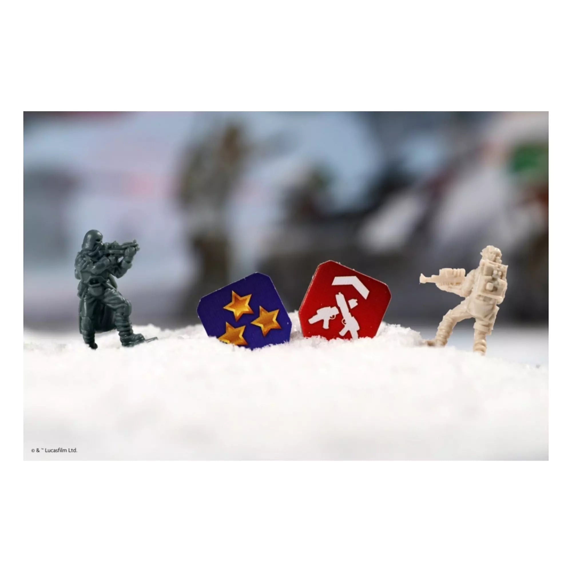 Star Wars: A Hoth ostroma társasjáték – Birodalmi és lázadó katona miniatűrök szembenállása a havas terepen, mellettük színes jelzőkorongok a játék akcióinak megjelölésére.
