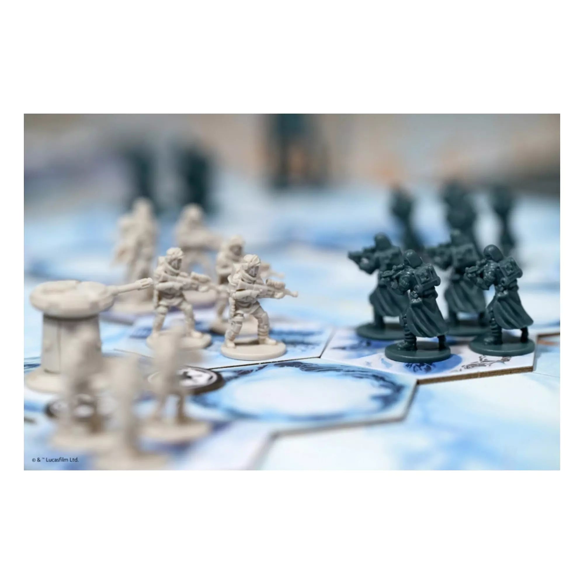Lázadó és birodalmi katonák miniatűr figurái csapnak össze közelharcban a hexás játéktáblán.