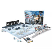 A játék kiterítve: játéktábla a havas Hoth felszínével, minifigurák, kártyák és a doboz a háttérben.