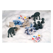 Lázadó és birodalmi egységek, AT-AT lépegetők, hósiklók és kockák a havas játéktéren, közelharci jelenetben elrendezve.