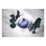 Birodalmi katonák és egy AT-AT lépegető állnak a havas terepen, egy kör alakú játékelem, a Halálcsillag illusztrációjával a középpontban.