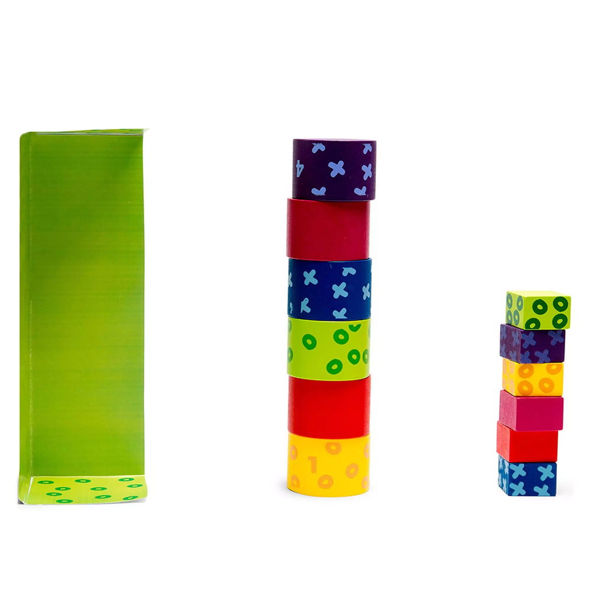 A Titkos Torony színes építőelemei két külön tornyot alkotva, egyik mögött zöld karton rejti a sorrendet, másik nyitottan látható.