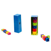 A Titkos Torony logikai játék összeállított változata a takarókartonban, mellette a szétszedett faelemek sorba rendezve a megoldáshoz.