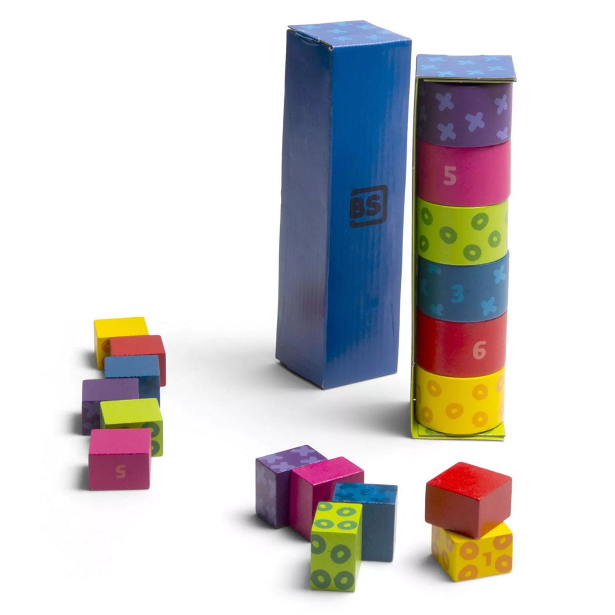 A Titkos Torony játék elemei kicsomagolva: színes hengerek, fakockák és a kék takarókarton, amely elrejti az építmény sorrendjét.