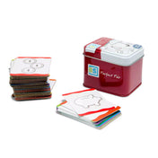 A Tökéletes páros, Memóriajáték, BS Toys fémdobozos változata, mellette a színes, mintás memóriakártyák halmaza.