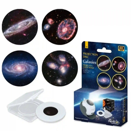 4 darabos vetítőlemez-készlet: Galaxisok – négy kör alakú, színes galaxisfelvétel, fehér vetítőlemez, átlátszó tárolótok és kék, csillagos termékcsomagolás.