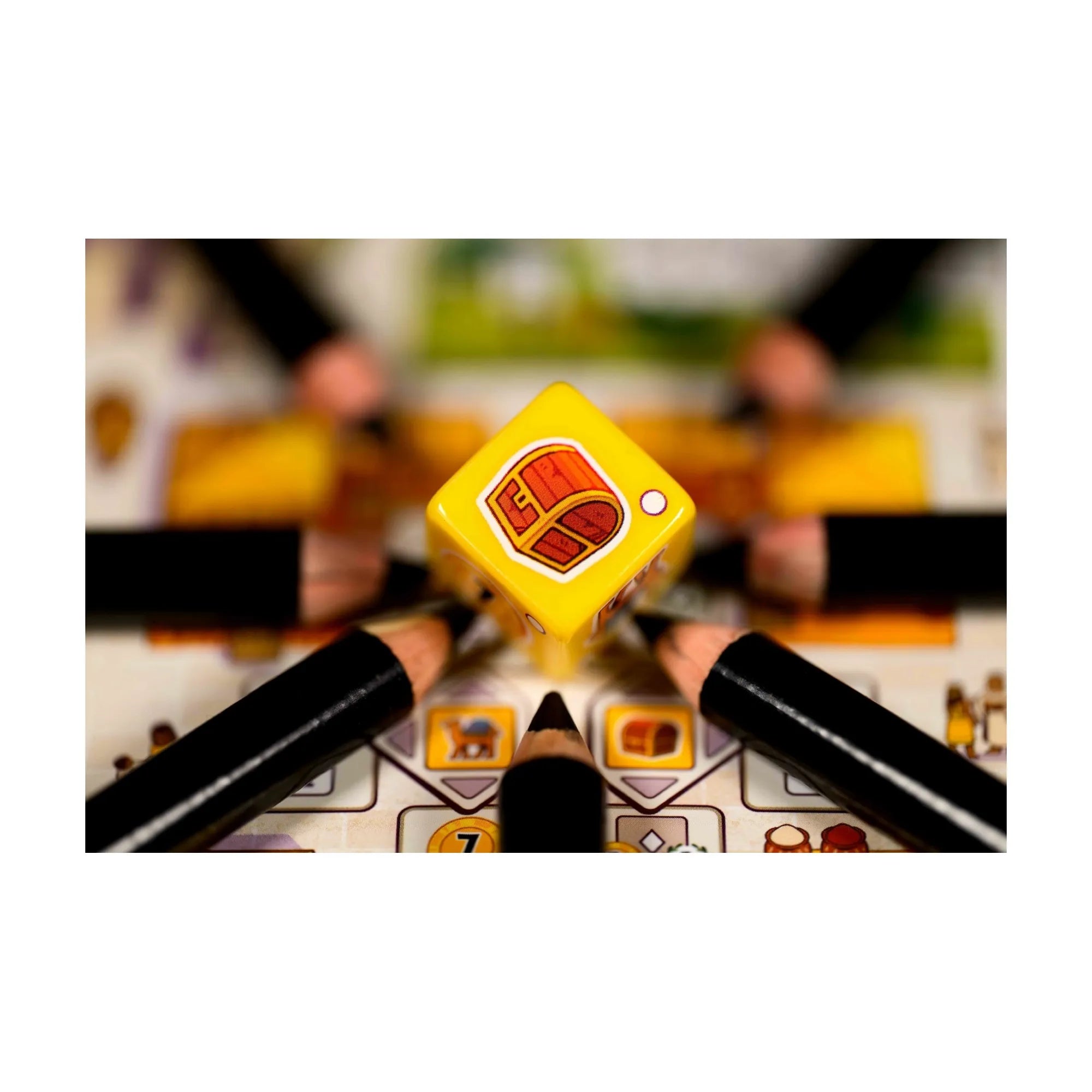 7 Csoda: Kockajáték – sárga kereskedelmi kocka ceruzákkal körbevéve a pontozólapon.