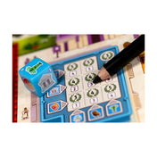 7 Csoda: Kockajáték – kék tudóskocka és egy ceruza látható a pontozómező felett közelről.