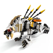 A LEGO® Horizon Adventures™ készlet részletezett Fűrészfog gépszörnye, éles karmokkal, fenyegető állkapoccsal és hátán sárga lövedékvetőkkel.