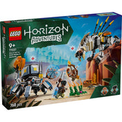 A LEGO® Horizon Adventures™ (77037) szett dobozának borítója, amelyen Aloy és Varl megküzdenek a Fűrészfoggal és a Páncéljáróval a sivatagi tájon.