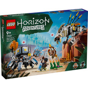 A LEGO® Horizon Adventures™ (77037) szett dobozának borítója, amelyen Aloy és Varl megküzdenek a Fűrészfoggal és a Páncéljáróval a sivatagi tájon.