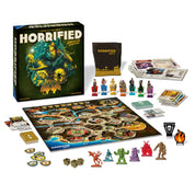 A képen a "Horrified: American Monsters" társasjáték teljes játékkészlete látható. A doboz mellett a játéktábla és a különböző kiegészítők, például a szörnyek figurái, karakterkártyák és dobókockák láthatók.