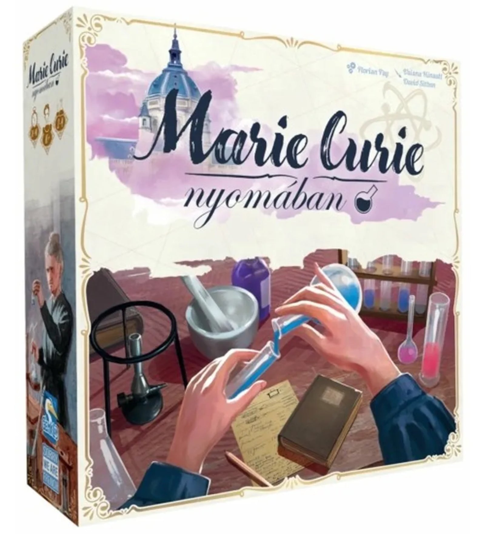 A Marie Curie nyomában társasjáték doboza, rajta kémcsövekkel, jegyzetfüzettel és Marie Curie portréjával laborháttérben, lila-fehér dizájnnal.
