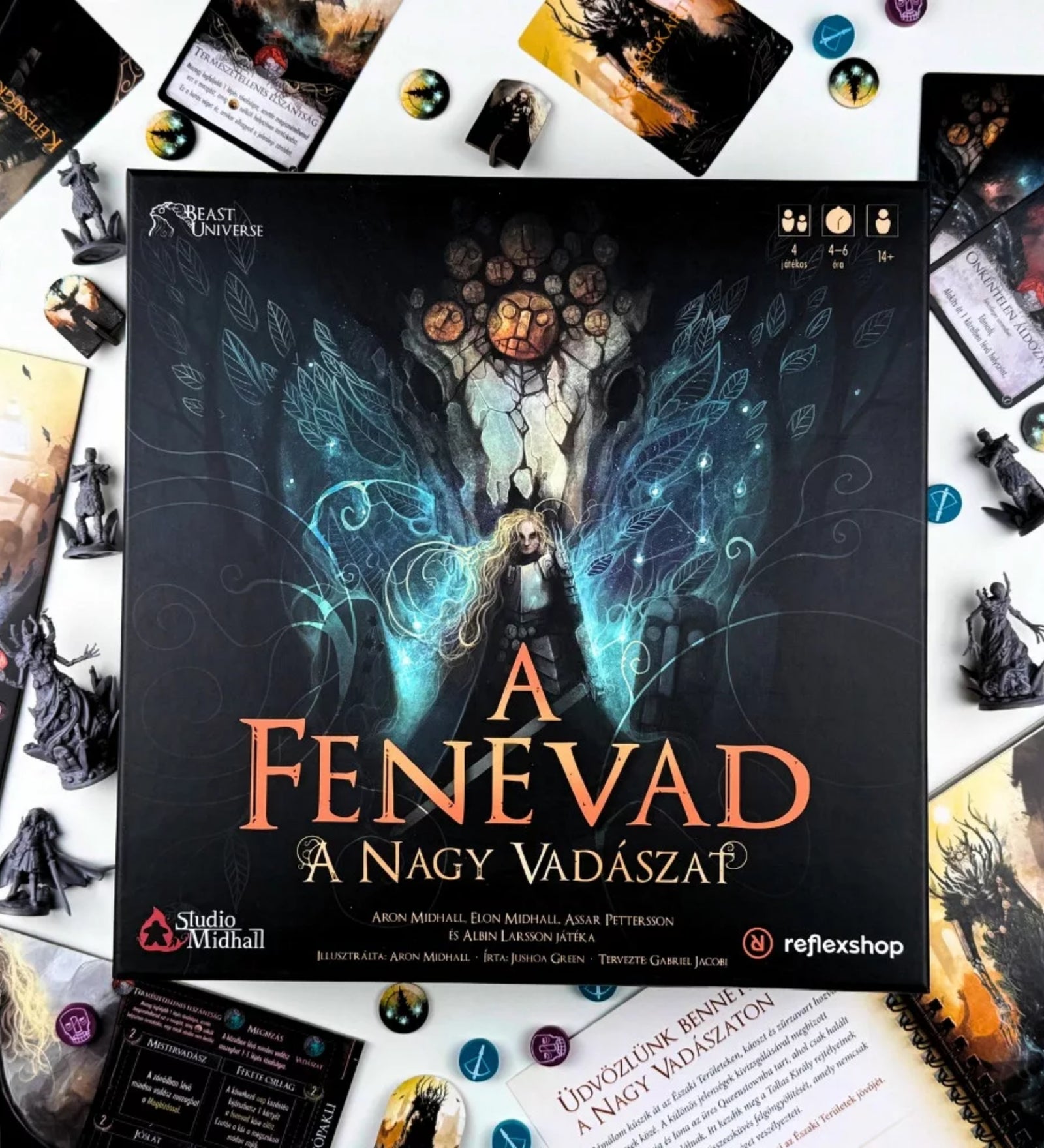 A Fenevad: A Nagy Vadászat társasjáték doboza középen, körülötte kártyák, miniatűr figurák és jelölők látványos, tematikus elrendezésben.
