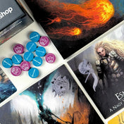 A Fenevad: A Nagy Vadászat társasjáték kiegészítő elemei közelről, színes jelölőkorongokkal, karakterkártyákkal és részletgazdag fantasy illusztrációkkal.