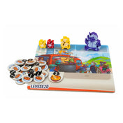 Az Állati fogások leveses standja játékelemekkel: színes jelölők, állatfigurák és ételkorongok egy részletgazdag táblán.