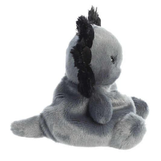 Onyx axolotl plüss játék oldalnézetben, szürke testtel, fekete bojtos kopoltyúkkal és puha, selymes tapintású anyagból készült aranyos kialakítással
