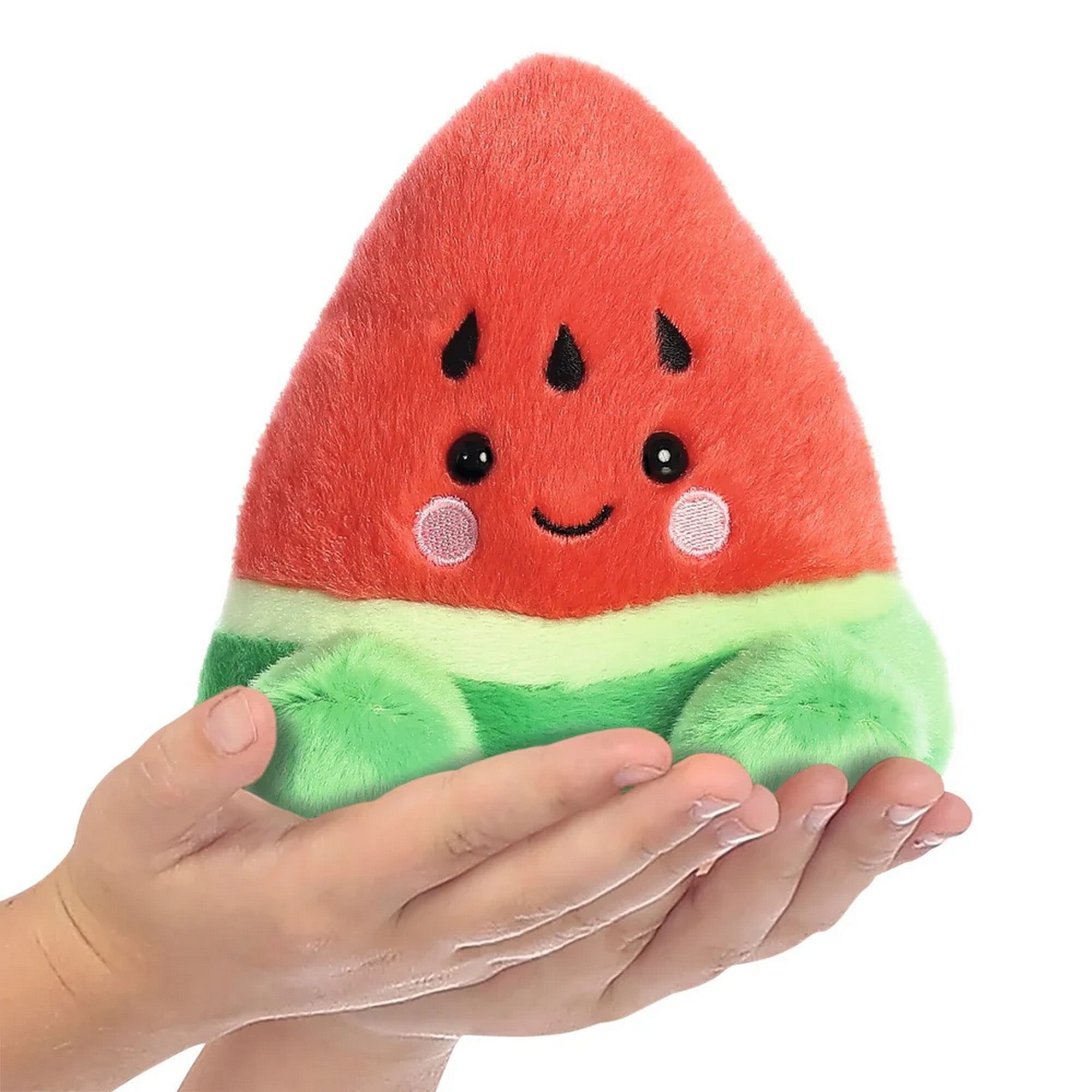 Görögdinnye formájú plüss játék kézben tartva, mosolygós arccal, fekete mag mintákkal és puha, selymes tapintású anyagból készült aranyos kialakítással