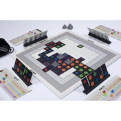 AXIO logikai társasjáték játék közben, központi játéktáblával, színes szimbólumos lapkákkal, pontozótáblákkal és játékos paravánokkal, felülnézeti elrendezésben