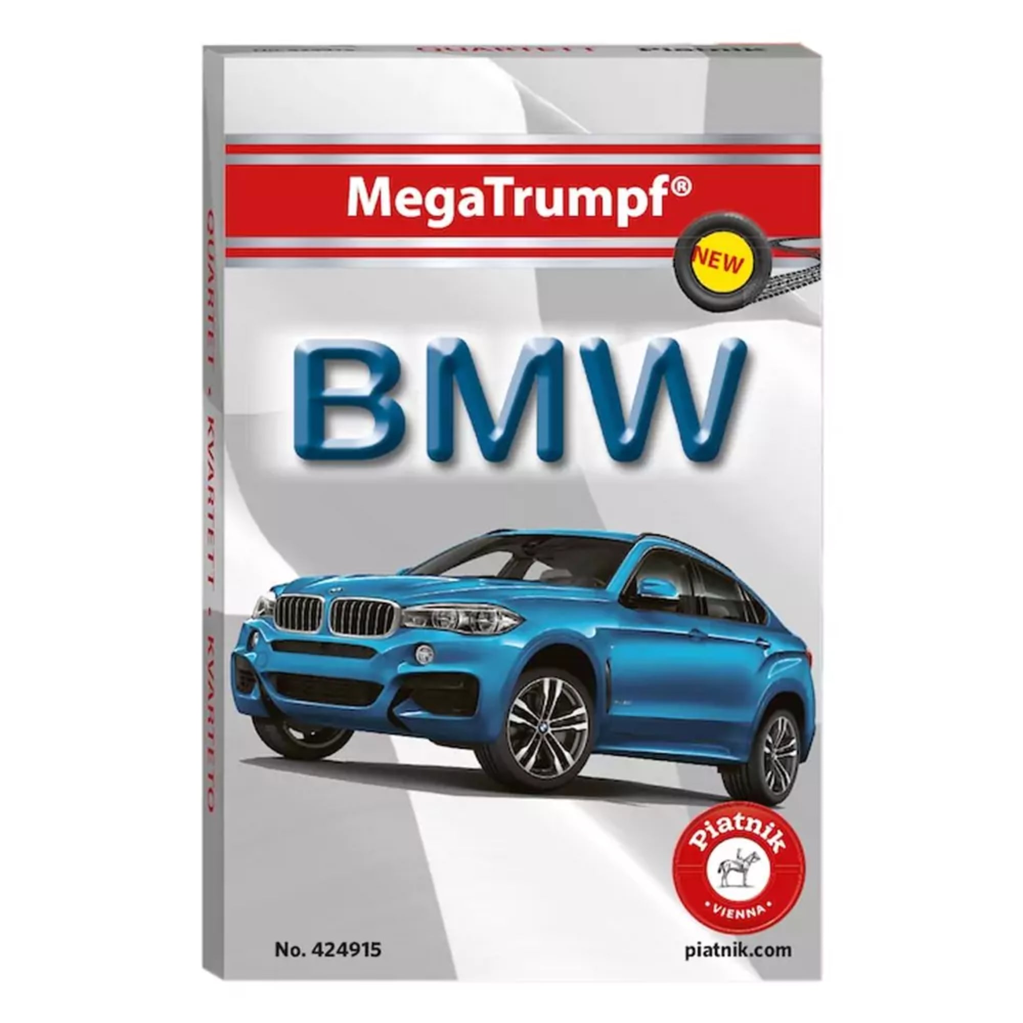 A képen a MegaTrumpf BMW kvartett kártyajáték doboza látható. A csomagoláson egy élénk kék BMW SUV modell szerepel, amely dinamikus és sportos megjelenést sugall. A háttér ezüstös-fehér színvilága kiemeli a piros „MegaTrumpf” logót és a feltűnő, kék „BMW” feliratot. A doboz bal alsó sarkában a jól ismert Piatnik logó is megjelenik, amely a gyártó megbízhatóságát és minőségét jelzi.