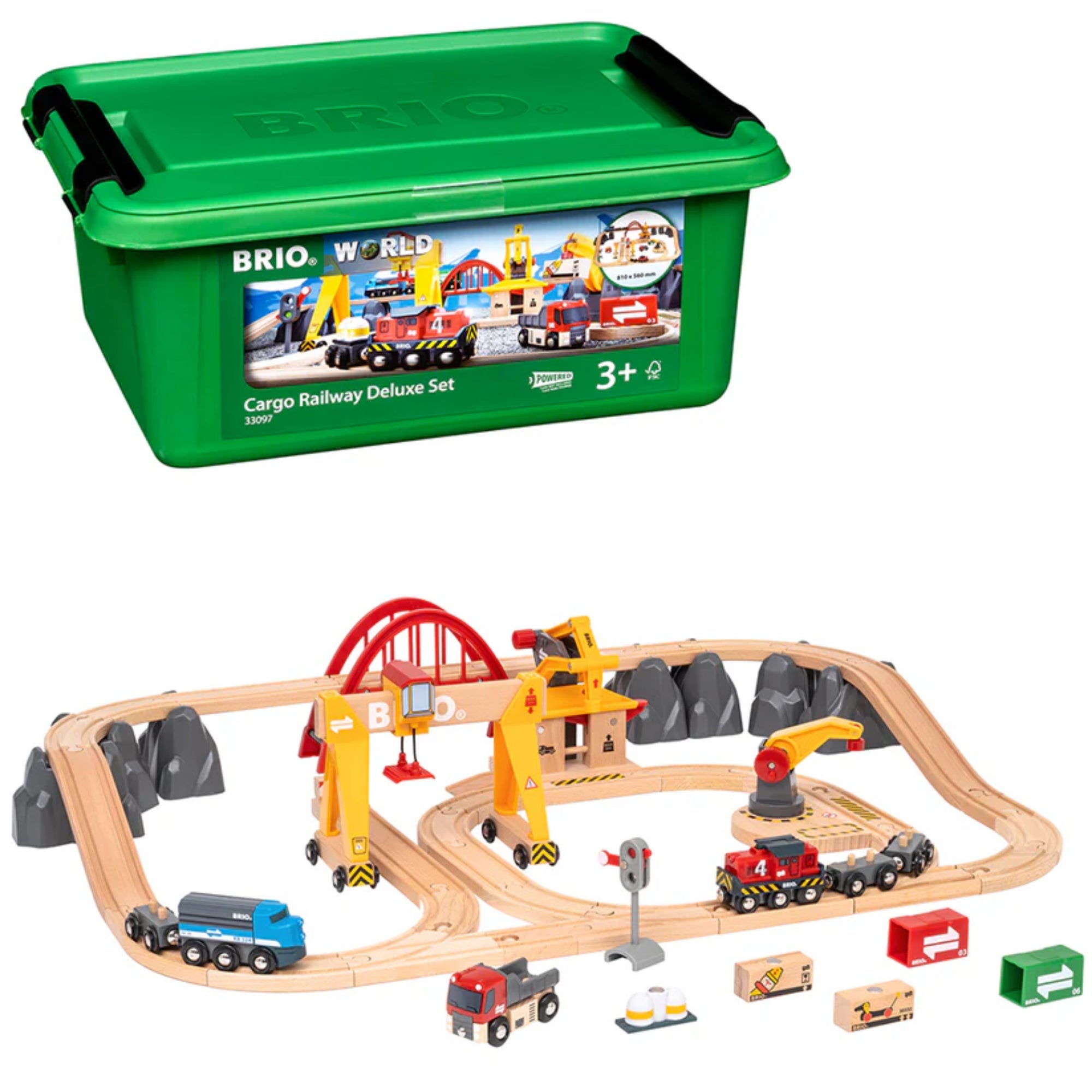 BRIO World Cargo Railway Deluxe Set zöld tárolódobozban, előtte a teljes fa vasúti pálya összeállítva daruval, vonatokkal és teherautókkal.