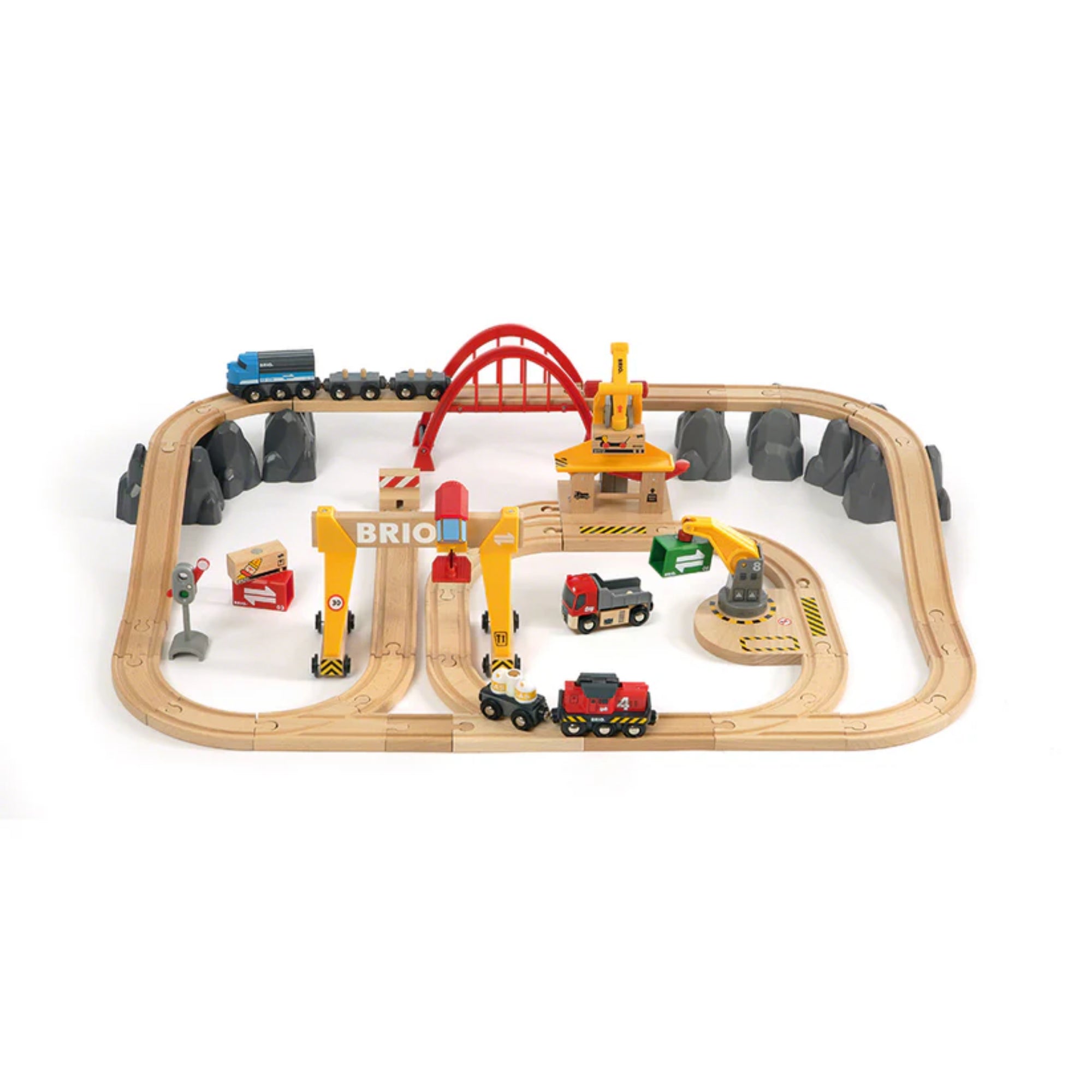 BRIO World Cargo Railway Deluxe Set fa vasúti pálya felülnézetből, piros híddal, sárga darukkal, vonatokkal és kiegészítőkkel.