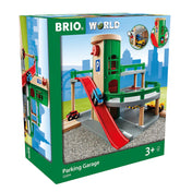 BRIO World Parking Garage doboza, a játékkészlet illusztrációjával, piros rámpán lefelé guruló kék autóval.