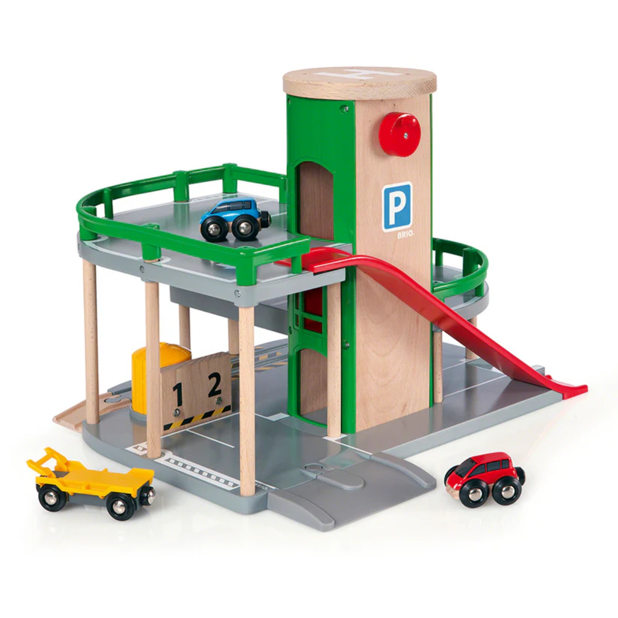 BRIO World Parking Garage játékkészlet összeállítva, piros rámpával, liftes toronnyal és színes autókkal a parkoló szinteken.