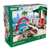BRIO World Travel Switching Set doboza, piros és kék szerelvénnyel, piros híddal, zöld állomással és utasfigurával a borítón.